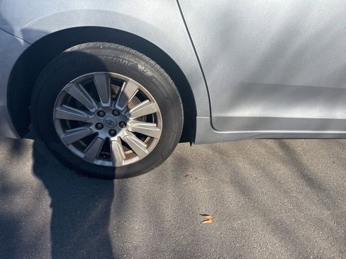 Used 2017 Toyota Sienna Limited Premium image 3