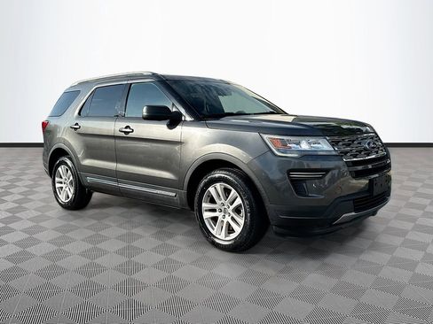 Used 2018 Ford Explorer XLT image 4