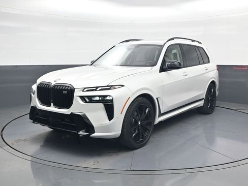 Used 2025 BMW X7 M60i w/ Executive Package image 4