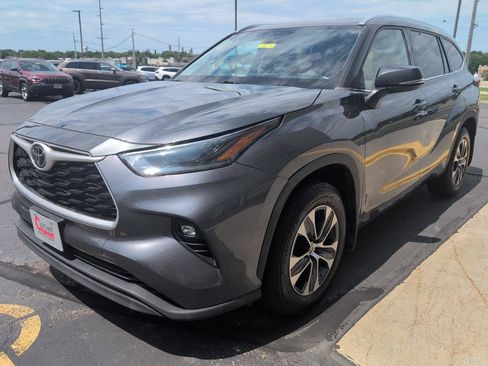 Used 2021 Toyota Highlander XLE AWD/4WD image 4