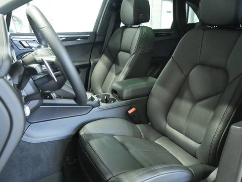 Certified 2026 Porsche Macan AWD/4WD image 5