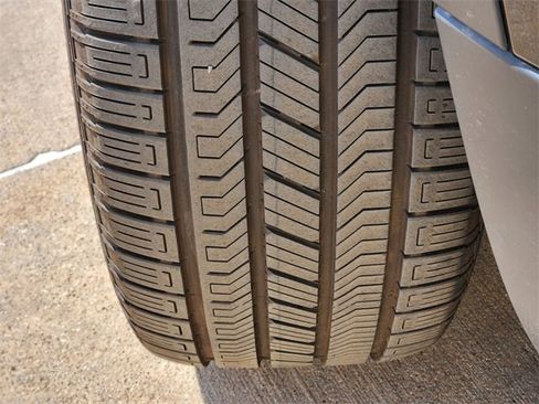 New 2024 Land Rover Defender 110 SE image 11