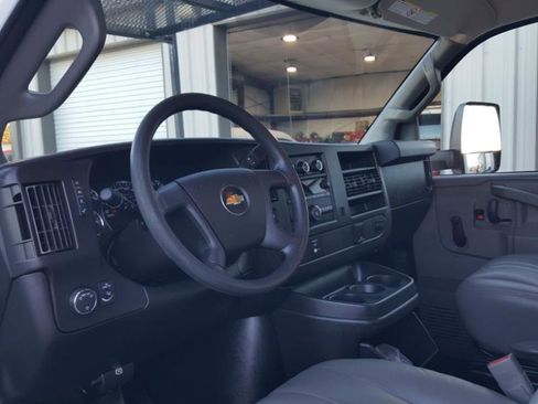 Used 2017 Chevrolet Express 3500 RWD image 13