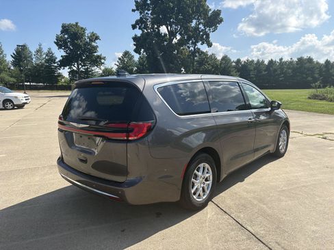 Used 2023 Chrysler Pacifica Touring-L FWD image 8