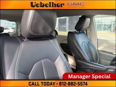 Used 2024 Chrysler Pacifica Touring-L image 4