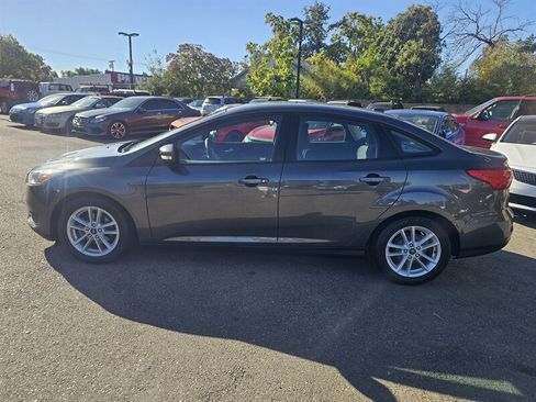 Used 2017 Ford Focus SE image 3