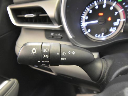 Used 2024 Toyota Highlander XLE image 33