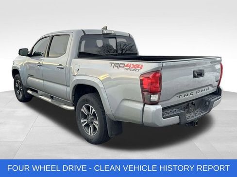 Used 2019 Toyota Tacoma TRD Sport image 4