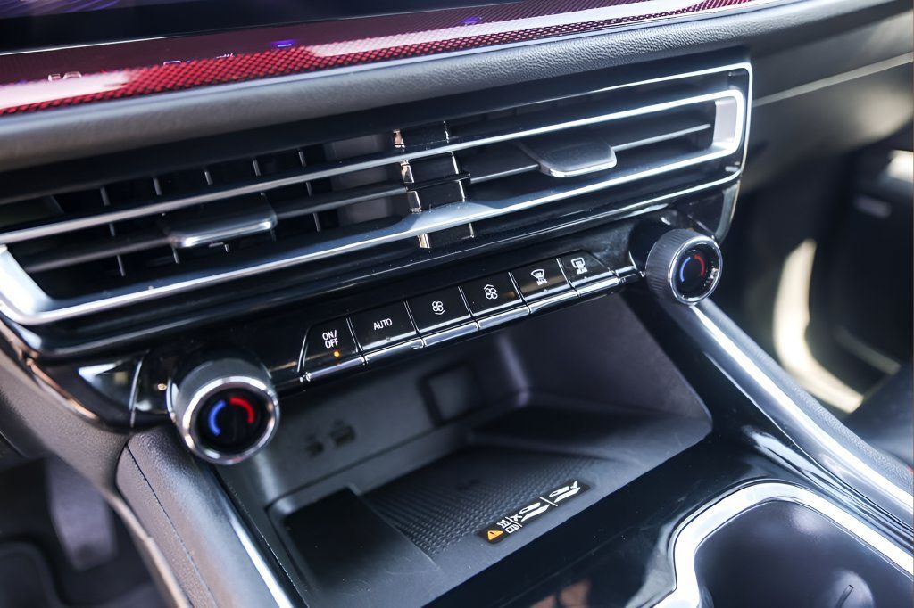 Used 2025 Chevrolet Traverse RS FWD image 18