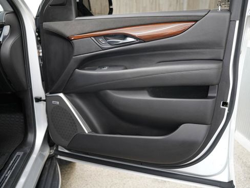 Used 2019 Cadillac Escalade Luxury AWD/4WD image 30