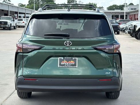 New 2026 Toyota Sienna XLE FWD image 4