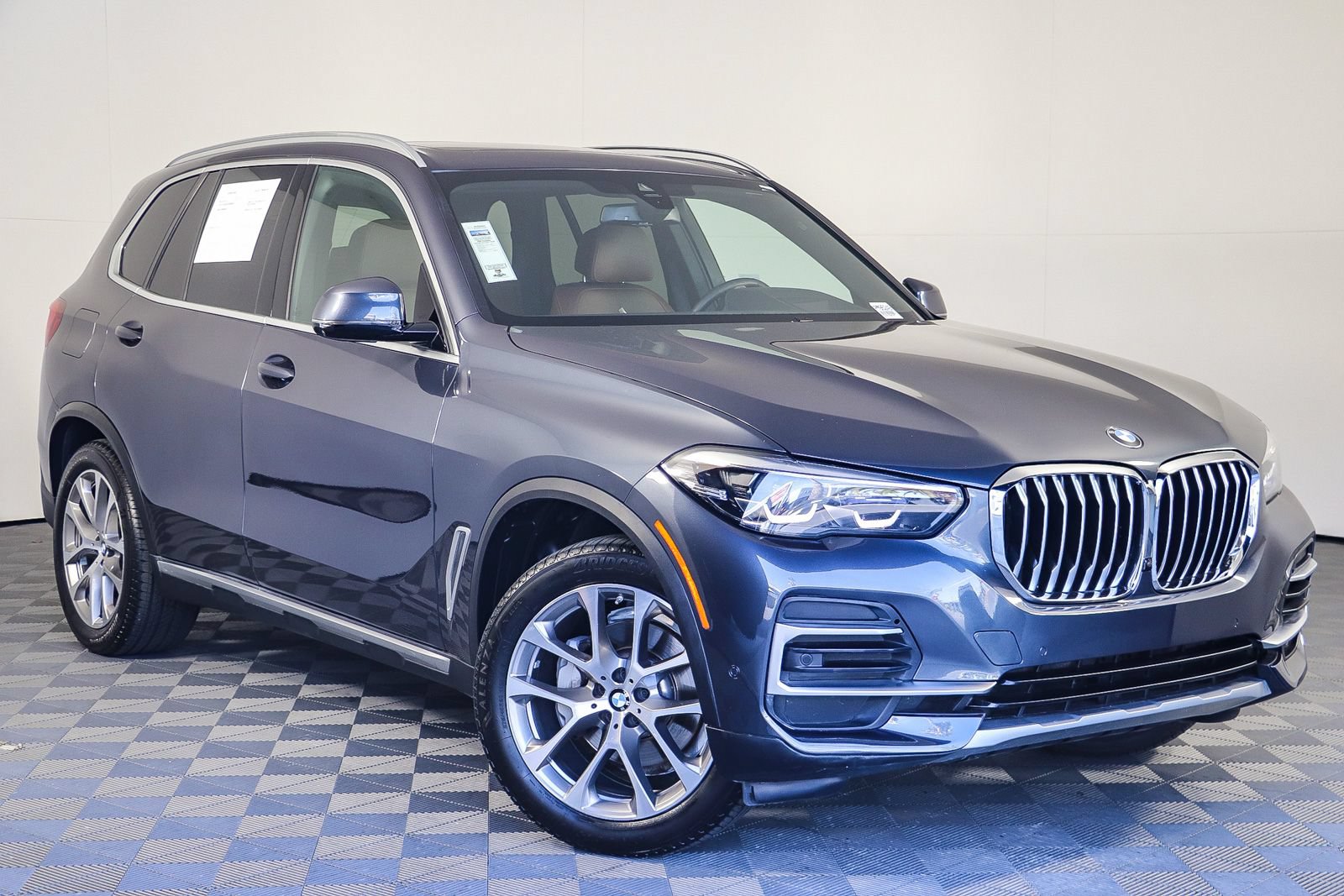 Used 2022 BMW X5 xDrive40i w/ Premium Package AWD/4WD image 1