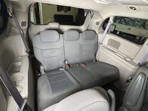 Used 2010 Chrysler Town & Country Touring FWD image 20