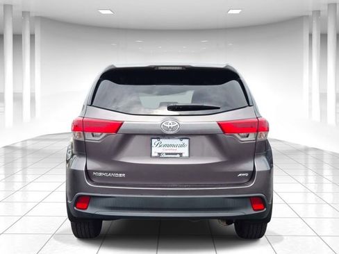 Used 2019 Toyota Highlander LE AWD/4WD image 4