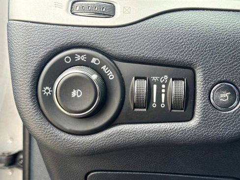 Used 2016 Jeep Cherokee Limited w/ Luxury Group FWD image 28