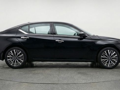 Used 2025 Nissan Altima 2.5 SV FWD image 11