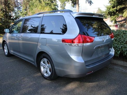Used 2011 Toyota Sienna LE image 4