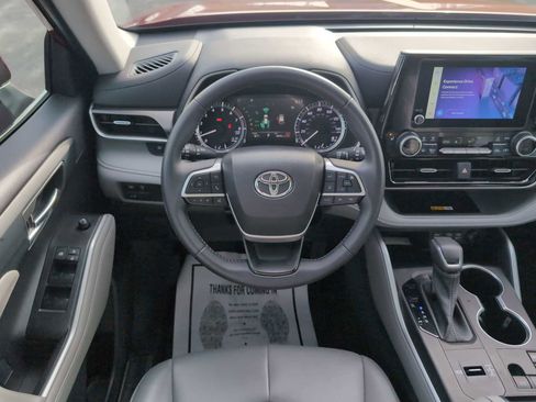 Used 2024 Toyota Highlander XLE FWD image 11