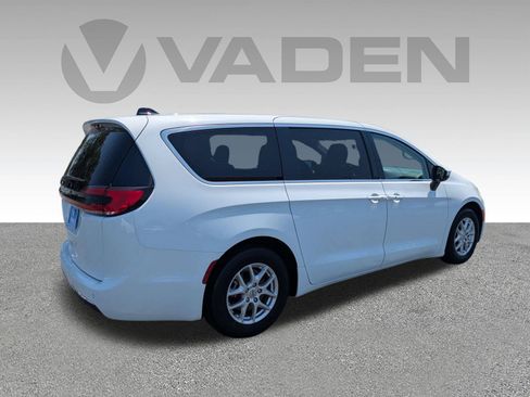 Used 2023 Chrysler Pacifica Touring-L FWD image 27