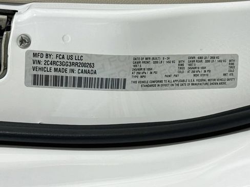 Used 2024 Chrysler Pacifica Limited AWD/4WD image 34