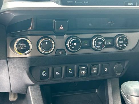 Used 2018 Toyota Tacoma TRD Off-Road w/ Technology Package AWD/4WD image 51