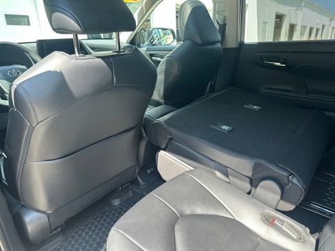 Used 2024 Toyota Highlander XLE AWD/4WD image 59