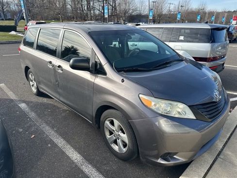 Used 2013 Toyota Sienna L image 12