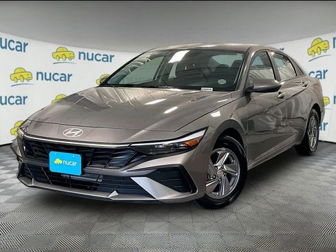 Used 2024 Hyundai Elantra SE FWD image 3