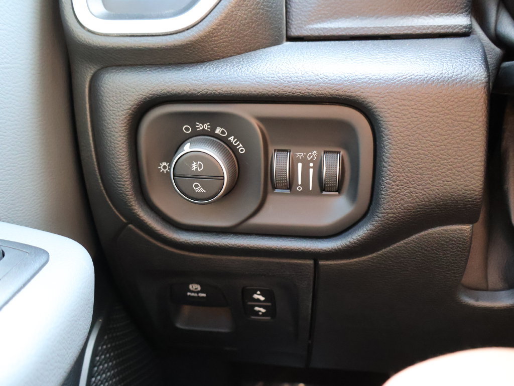 Used 2019 RAM 1500 4x4 Crew Cab image 28