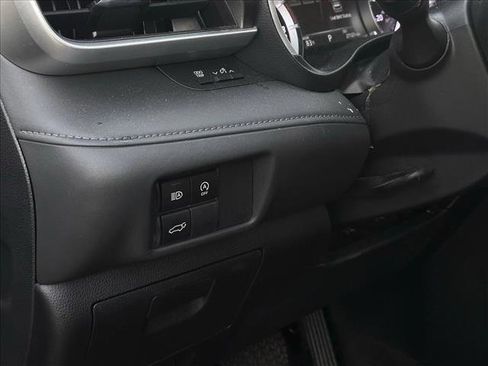 Used 2023 Toyota Highlander XLE image 19