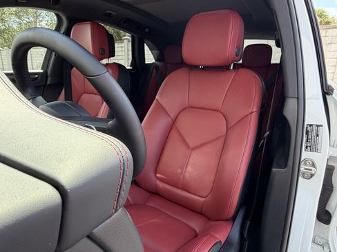Certified 2026 Porsche Macan AWD/4WD image 5