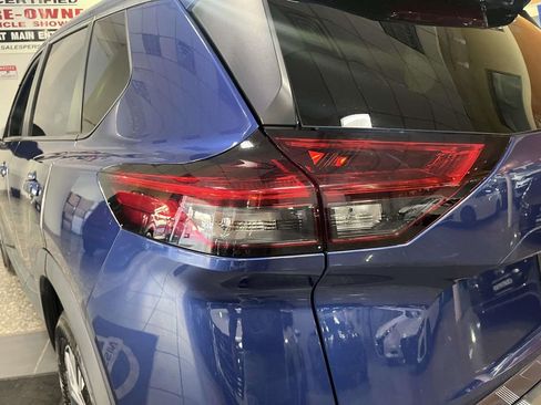 Used 2022 Nissan Rogue SV image 12