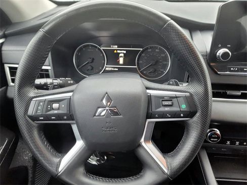 Used 2024 Mitsubishi Outlander SE image 17