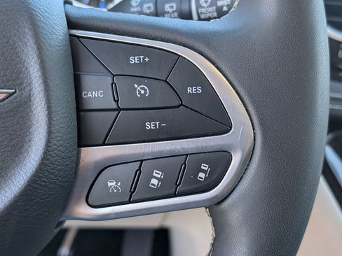 Used 2023 Chrysler Pacifica Limited FWD image 20