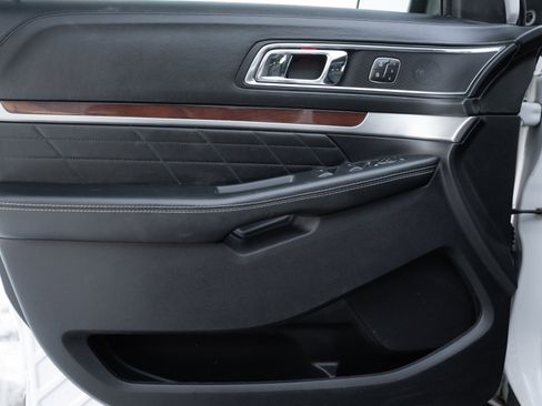 Used 2019 Ford Explorer Platinum image 18