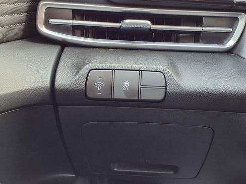 Used 2025 Hyundai Elantra SEL FWD image 17