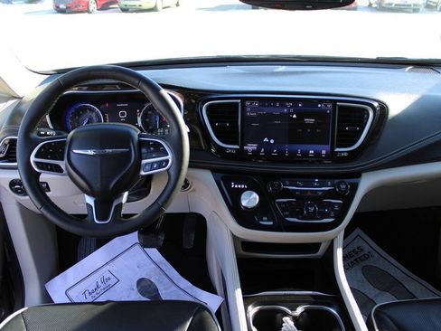 Used 2023 Chrysler Pacifica Limited FWD image 2