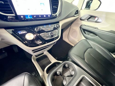 Used 2024 Chrysler Pacifica Touring-L image 26