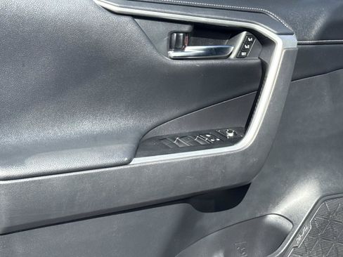 Used 2020 Toyota RAV4 Limited FWD image 19