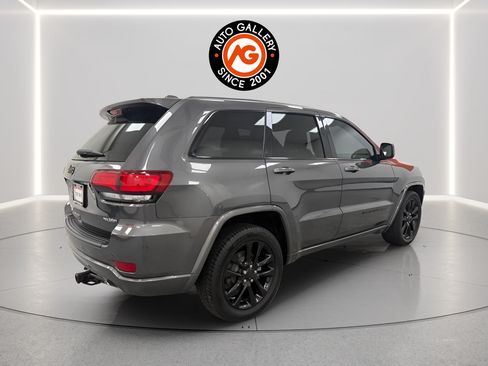 Used 2020 Jeep Grand Cherokee Altitude RWD image 3