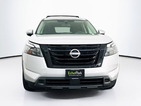 Used 2023 Nissan Pathfinder SV w/ SV Premium Package image 2