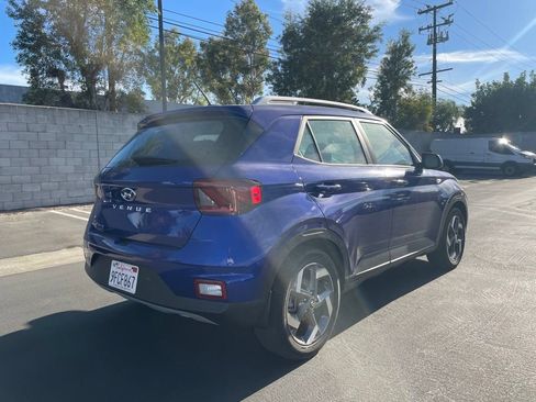 Used 2023 Hyundai Venue Limited FWD image 2