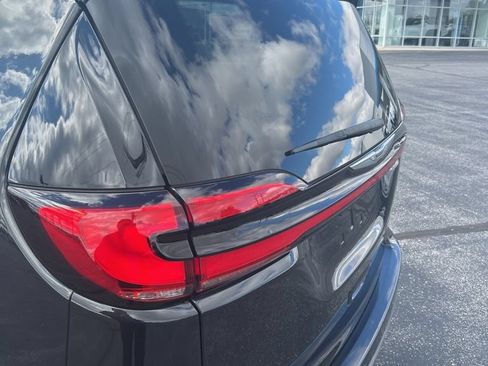 Used 2023 Chrysler Pacifica Touring-L FWD image 9