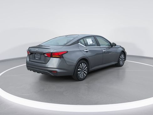 Used 2024 Nissan Altima 2.5 SV image 3