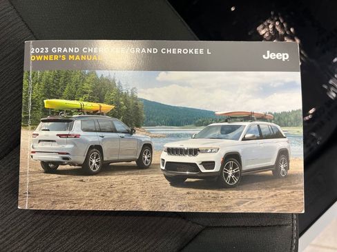 Used 2023 Jeep Grand Cherokee L Laredo image 30