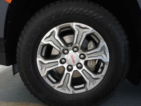 Used 2024 GMC Yukon XL SLE image 12