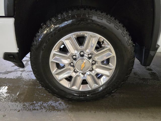 Used 2025 Chevrolet Silverado 3500 High Country w/ Technology Package AWD/4WD image 8