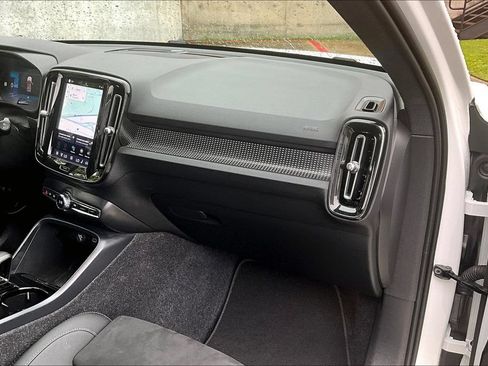 Certified 2025 Volvo XC40 B5 Plus AWD/4WD image 21