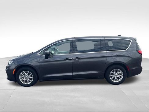 Used 2023 Chrysler Pacifica Touring-L FWD image 6