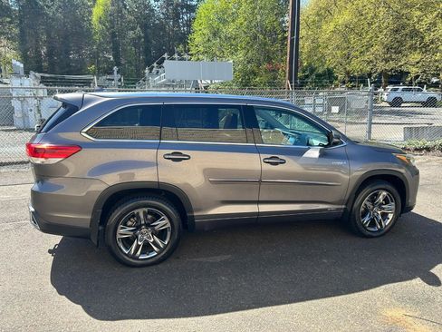 Used 2017 Toyota Highlander Limited Platinum w/ Carpet Mat Package AWD/4WD image 4